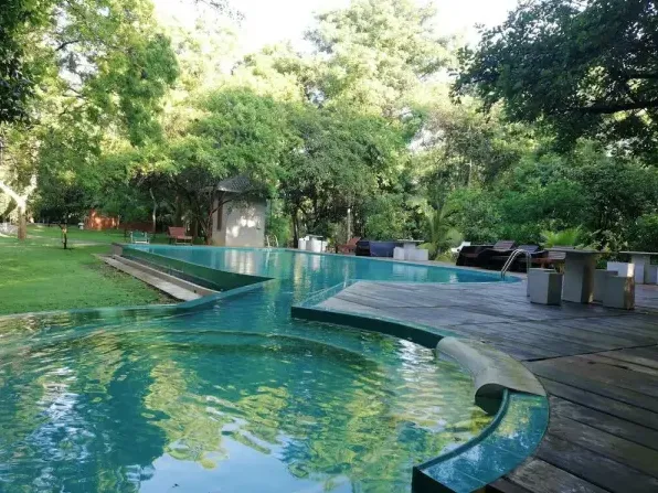 Hotelzimmer mit Infinitypool